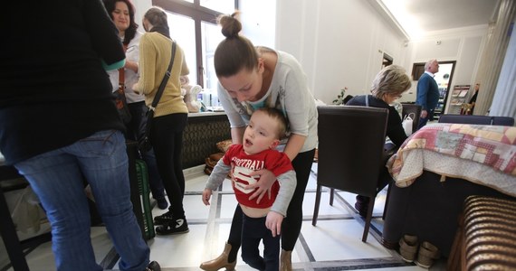 Zaplanowano pierwsze spotkanie okrągłego stołu na temat sytuacji osób niepełnosprawnych w Polsce. Ma się ono odbyć po świętach w Toruniu. Rodzice chorych dzieci domagają się między innymi zmiany zasad orzekania niepełnosprawności, tak by zajmowali się tym lekarze specjaliści z danej dziedziny, a także dostępu do opieki lekarskiej bez kolejki, leków za złotówkę i bezpłatnych przejazdów na wizyty. 