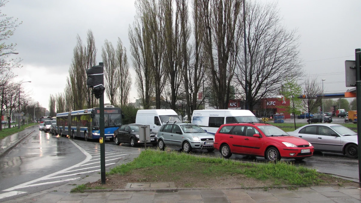 Przebudowa ulicy Mogilskiej, alei Jana Pawła II i ronda Czyżyńskiego odcięła kierowców jadących od strony Nowej Huty od szybkiego dojazdu do centrum Krakowa. Z trzech bezpośrednich dróg, pozostała tylko jednak nitka bez remontu. I właśnie w kierunku alei generała Andersa i  generała Bora-Komorowskiego przeniósł się cały ruch samochodowy. Sygnalizacja zamiast ułatwiać przejazd, blokuje wyjazd z osiedli i paraliżuje ruch na skrzyżowaniach. Po naszej interwencji Zarząd Infrastruktury Komunalnej i Transportu w Krakowie obiecał przeprogramować sygnalizatory świetlne