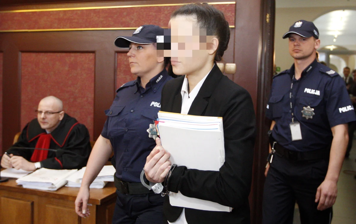 Sąd Apelacyjny zdecydował, że biegli z zakresu medycyny sądowej mają uzupełnić opinie dotyczącą przyczyn śmierci półrocznej Magdy W. Do zespołu ma również dołączyć biegły z zakresu laryngologii, laryngologii dziecięcej oraz neonatolog. Specjaliści mają rozstrzygnąć, czy przyczyną śmierci dziecka mógł być skurcz krtani wywołany urazem. Opinia powinna powstać w ciągu miesiąca. W Katowicach trwa rozprawa odwoławcza w głośnej sprawie Katarzyny W., skazanej na 25 lat więzienia za zabicie córki. Wyrok zaskarżyła zarówno obrona, jak i prokurator.