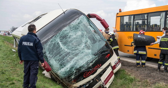 7 osób - w tym czworo nastolatków - zostało rannych w wypadku autokaru na dolnośląskim odcinku autostrady pomiędzy węzłami: Legnica – Legnickie Pole w stronę Wrocławia. Autokarem jechała młodzież ze Szwecji na Słowację. Początkowo informowano, że autokar jechał do Słowenii.