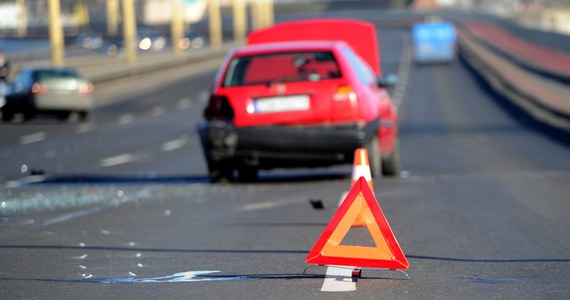 Poważny wypadek w Zakroczymiu na Mazowszu. Zderzyły się tam samochód osobowy i pasażerski bus. Ciężko ranne zostały dwie osoby, do szpitali zabrały je śmigłowce. Dwanaście innych osób zostało opatrzonych na miejscu przez pogotowie i strażaków.