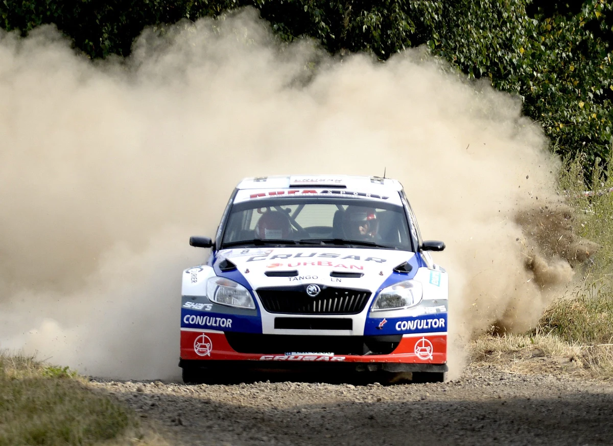 "Robert Kubica jest jednym z najlepszych kierowców na świecie. Ale chyba za dużo od siebie wymaga" - mówi w rozmowie z Maciejem Jermakowem z redakcji sportowej RMF FM lider klasyfikacji generalnej Rajdowych Samochodowych Mistrzostw Polski Grzegorz Grzyb. Od piątku zawodnicy będą rywalizować w drugiej rundzie krajowego czempionatu - Rajdzie Świdnickim Krause.