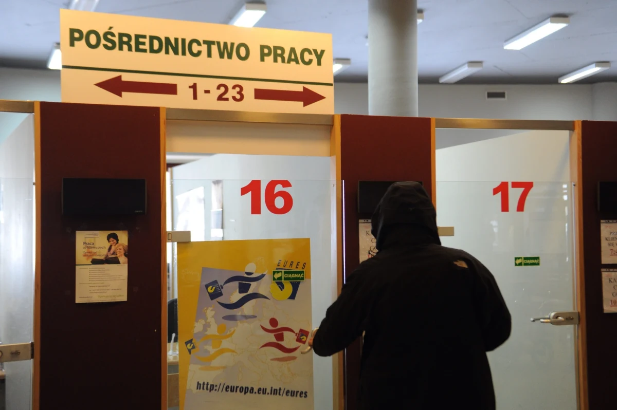 Ustawa o reformie urzędów pracy wędruje na biurko prezydenta. Zdaniem ekspertów może przynieść od 100 do nawet 150 tysięcy miejsc pracy. Wiceminister pracy i polityki społecznej Jacek Męcina mówi, że to może być nawet 250 tysięcy miejsc pracy.