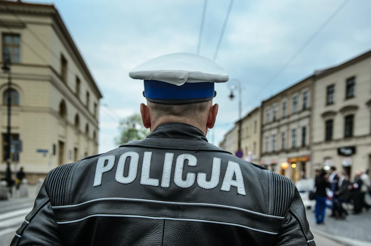 Zarzuty spowodowania wypadku drogowego oraz jazdy po alkoholu usłyszał policjant z Częstochowy, który został dzisiaj zatrzymany w komendzie. Ponad dwa tygodnie temu uciekł z miejsca wypadku. Jedna osoba została wtedy ranna. Mężczyzna nie przyznał się do winy.