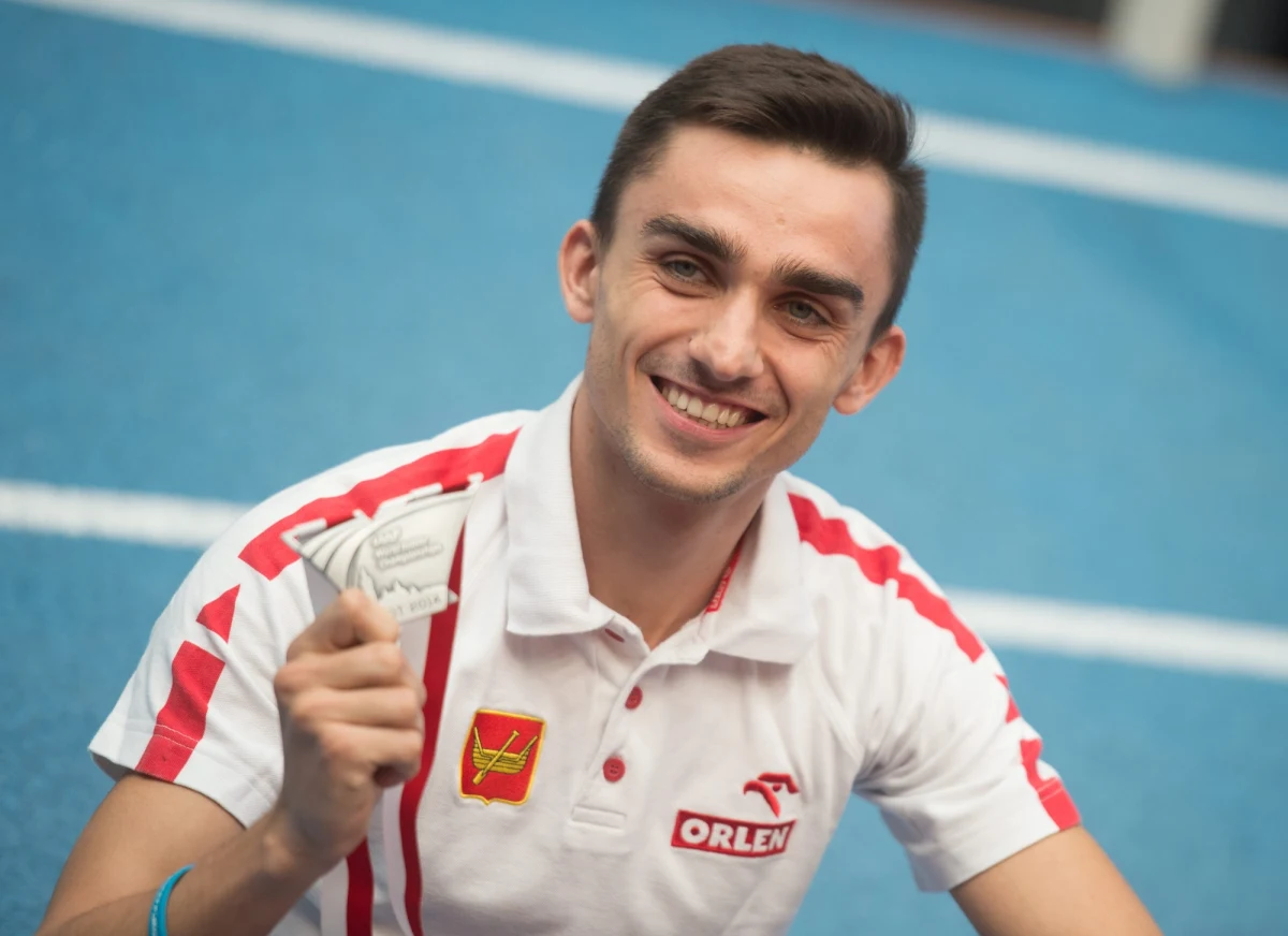 "Moda na bieganie pojawiła się już kilka lat temu, ale ta tendencja wzrostowa jest w tej chwili. Miejmy nadzieję, że biegaczy amatorów będziemy mieć coraz więcej" - mówi Adam Kszczot w rozmowie z Maciejem Jermakowem z redakcji sportowej RMF FM. W weekend od 16 do 18 maja wszyscy chętni będą mogli wziąć udział w Krakowskich Spotkaniach Biegowych. Zapisy już trwają! Uczestnicy będą rywalizować na dystansach 1000, 2000, 4479 metrów oraz 10 kilometrów i w Cracovia Maratonie. "W przypadku niecałych 5 kilometrów miesięczny okres przygotowań pozwoli przebiec taki dystans i to nie będzie ostatkiem sił. 10 kilometrów wymaga już od 4 do 6 miesięcy treningów" - wyjaśnia srebrny medalista na 800 metrów halowych mistrzostw świata w lekkoatletyce w Sopocie.