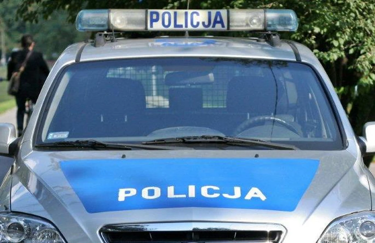 ​Policja z Grodziska Mazowieckiego pod Warszawą wyjaśnia okoliczności śmierci 60-latka, który został znaleziony przy drodze w miejscowości Sade Budy. Mężczyzna zmarł mimo reanimacji. Funkcjonariusze szukają kierowcy samochodu, który mógł go śmiertelnie potrącić. Informację o tragedii dostaliśmy na Gorącą Linię RMF FM.