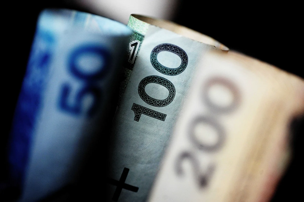 Za atrakcyjny meldunek można dostać ponad tysiąc złotych - pisze "Rzeczpospolita". Rekordzistka zameldowała u siebie ponad 400 osób - dodaje. 