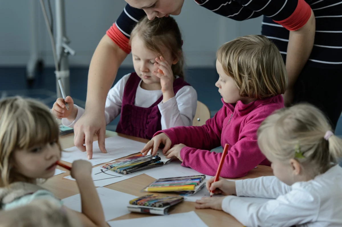 "W dużych miastach nawet co piąty sześciolatek, który miał pójść we wrześniu do szkoły, zostanie w przedszkolu" - pisze w weekendowym wydaniu "Gazeta Wyborcza". "Rodzice dopingowani przez małżeństwo Elbanowskich z Ratuj Maluchy szturmują poradnie" - dodaje.