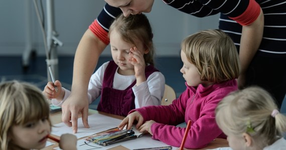 "W dużych miastach nawet co piąty sześciolatek, który miał pójść we wrześniu do szkoły, zostanie w przedszkolu" - pisze w weekendowym wydaniu "Gazeta Wyborcza". "Rodzice dopingowani przez małżeństwo Elbanowskich z Ratuj Maluchy szturmują poradnie" - dodaje.