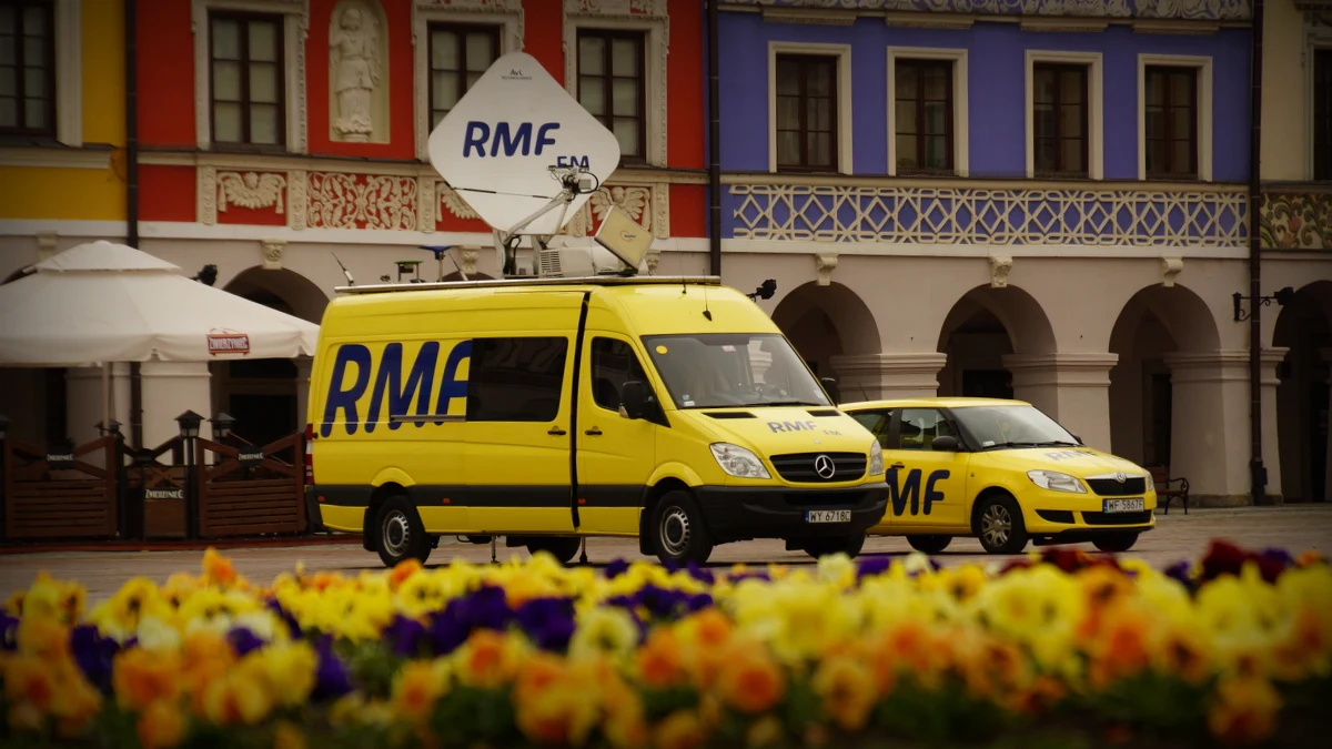 Te wszystkie określenia pasują do Zamościa jak do żadnego innego miasta na świecie. Miasto wybudował pod koniec XVI wieku Jan Zamoyski. Pod jego budowę wykarczowano las. Było to prawdopodobnie jedyne w Rzeczypospolitej, jedno z nielicznych w Europie miast od A do Z budowanych zupełnie w nowym terenie, bez wcześniejszej jakiejkolwiek zabudowy. Dzięki temu można było wybudować miasto idealne, przemyślane. Jan Zamoyski był wielkim orędownikiem humanizmu, więc miasto w założeniu miało być jak ludzkie ciało – każdy z elementów miał spełniać swoją rolę. 