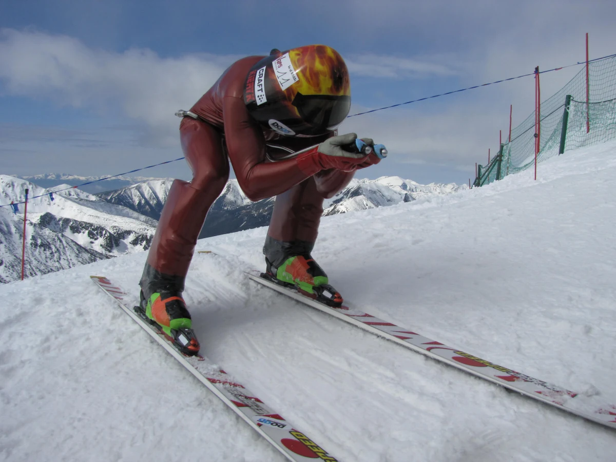 120 km/h - taką prędkość udało się osiągnąć Jędrzejowi Dobrowolskiemu podczas dzisiejszego zjazdu z Kasprowego Wierchu. Narciarz swoim wyczynem oficjalnie zamknął sezon. 