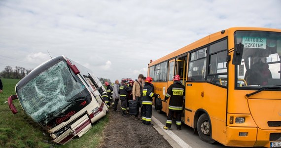 16 osób, uczestników wypadku szwedzkiego autobusu na autostradzie A4 pod Legnicą, wraca do domu wynajętym w Polsce autokarem. Troje poszkodowanych nastolatków wróci do domu samolotem. Do wypadku doszło wczoraj tuż przed godziną 9:00 rano.