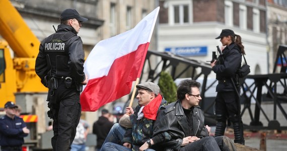 25 osób zatrzymanych, 20 ukaranych mandatami. Tak skończyła się próba zablokowania przez Narodowców odbudowy Tęczy na Placu Zbawiciela w Warszawie. Tęcza została spalona w Święto Niepodległości. 