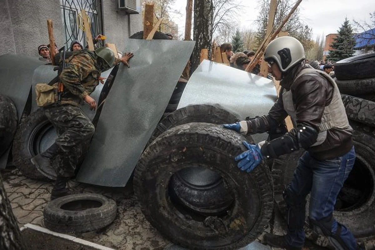 Prorosyjscy separatyści zajęli miejski komisariat milicji w mieście Krasnyj Łyman na północy obwodu donieckiego na wschodniej Ukrainie i wdarli się do obwodowej komendantury milicji w samym Doniecku - podał portal "Nowosti Donbassa".