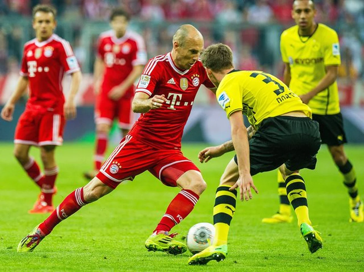 Bayern Monachium, który przed paroma tygodniami obronił tytuł piłkarskiego mistrza Niemiec, przegrał aż 0:3 z Borussią Dortmund w 30. kolejce ekstraklasy. To dopiero druga porażka ligowa Bawarczyków. BVB zrewanżowała się za przegraną 0:3 z rundy jesiennej.