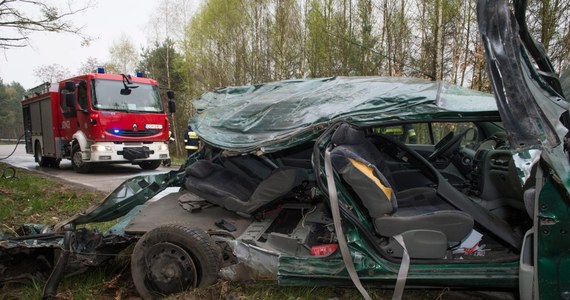​Siedem osób zginęło, a dwie zostały ranne w nocnym wypadku w miejscowości Klamry koło Chełmna (woj. kujawsko-pomorskie). Samochód osobowy wypadł z drogi na łuku i uderzył bokiem w drzewo. Większość ofiar to młodzi ludzie w wieku 16 i 17 lat. Kierowca nie miał prawa jazdy.