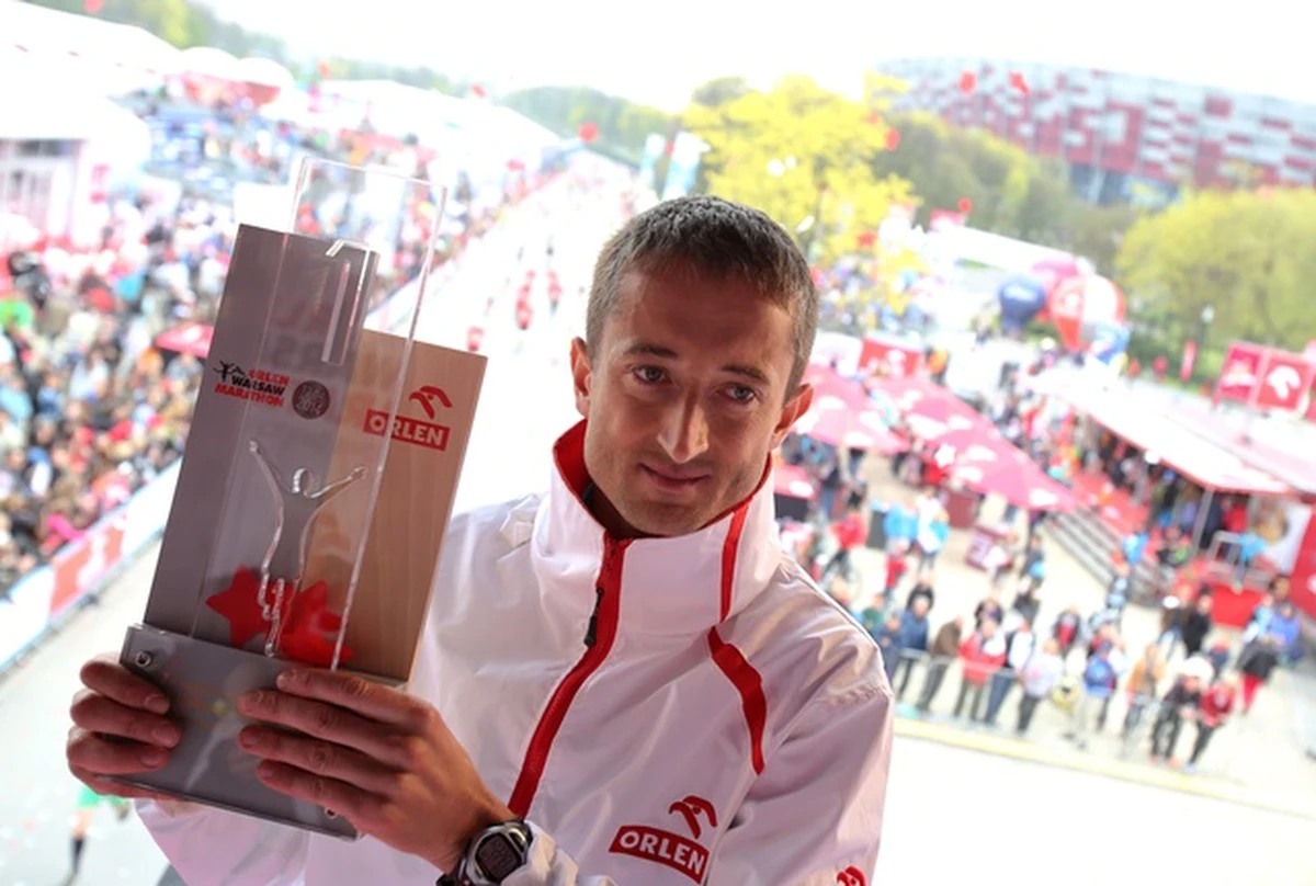 Etiopczyk Tola Tadesse, brązowy medalista ubiegłorocznych mistrzostw świata w Moskwie, wynikiem 2:06.54 został zwycięzcą 2. Orlen Warsaw Marathon. Mistrzem Polski na dystansie 42 km 195 m został Henryk Szost (WKS Grunwald Poznań) - 2:08.54.
