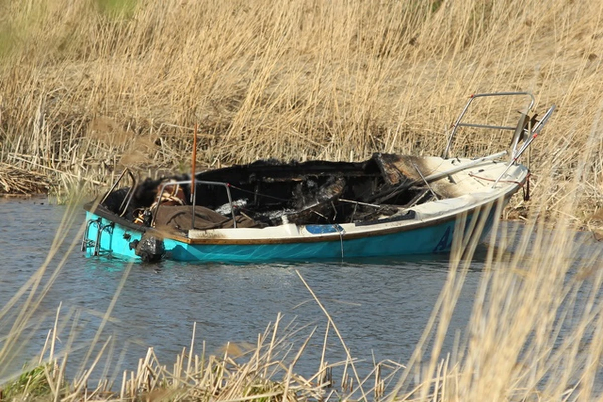 Udało się zidentyfikować jednego z czterech żeglarzy, którzy zginęli dziś na Kanale Cieplickim niedaleko Elbląga. Ich jacht zahaczył masztem o linie wysokiego napięcia i stanął w płomieniach. 