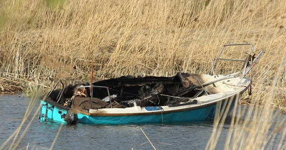 Udało się zidentyfikować jednego z czterech żeglarzy, którzy zginęli dziś na Kanale Cieplickim niedaleko Elbląga. Ich jacht zahaczył masztem o linie wysokiego napięcia i stanął w płomieniach. 