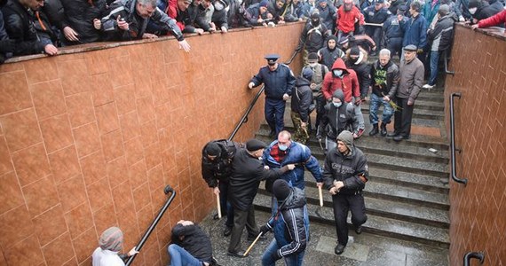 Kilka tysięcy mieszkańców Zaporoża na południowym wschodzie Ukrainy atakowało w niedzielę kilkudziesięciu zwolenników Rosji, którzy zebrali się na demonstrację w tym mieście. Separatystów przed samosądem uchronili milicjanci.
