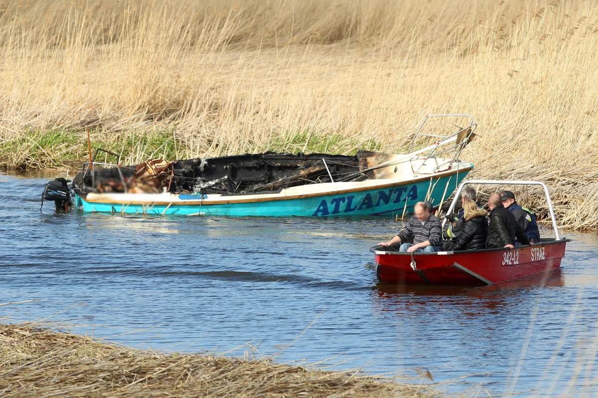 Żeglarze, którzy wczoraj wpłynęli na linie wysokiego napięcia na kanale Cieplicówka, pochodzili z Elbląga. Jacht spłonął. Cała czteroosobowa załoga zginęła.