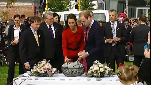 Książę William i jego żona – Kate, księżna Cambridge, odwiedzili miasteczko Christchurch i spotkali się tam z rodzinami 185 osób, które zginęły w trzęsieniu ziemi w 2011 roku.


Później para książęca zwiedziła katedrę zaprojektowaną przez japońskiego architekta Shigeru Bana i zbudowaną w większości z tektury. To tymczasowa świątynia, która powstała po tym, jak ta właściwa została poważnie uszkodzona podczas trzęzienia.


Następnie Kate i William spotkali się z grupą swoich sympatyków, wśród których znalazło się pięć matek bliźniąt. Wiele osób podarowało prezenty dla małego księcia Georga.


Książęca para królewska spotkała się także z organizatorami Cricket World Cup 2015, które odbędą się właśnie w Nowej Zelandii. Kate i William sami także zagrali w krykieta.


Wizyta obejmowała także odwiedziny ogrodu botanicznego, skąd William i Kate udali się do Muzeum Sił Powietrznych, gdzie zjedli obiad i oddali hołd poległym lotnikom przed ścianą pamięci. 