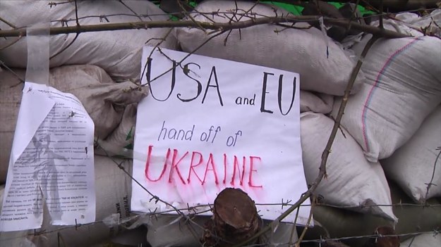 Prorosyjscy demonstranci nadal zajmują budynek administracji regionalnej w Doniecku. 


Protestujący zebrali się obok barykad zbudowanych na zewnątrz budynku, pomimo upływu terminu opuszczenia budynków rządowych i złożenia broni, wyznaczonego przez rząd Ukrainy.  


Na barykadach powieszono plakaty, na których wypisano teksty, wzywające Stany Zjednoczone i Unię Europejską do "trzymania rąk z dala od Ukrainy". 


Tymczasowy prezydent Ukrainy Ołeksandr Turczynow zapowiedział w niedzielę, że w miastach wschodniej Ukrainy, w tym w Doniecku zostanie przeprowadzona "operacja antyterrorystyczna na szeroką skalę", której celem będzie przywrócenie kontroli w tym regionie. Na razie rząd ukraiński nie reaguje za wygaśnięcie ultimatum.