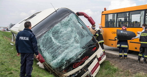 Zarzut nieumyślnego spowodowania katastrofy w ruchu lądowym usłyszał kierowca szwedzkiego autokaru. W ubiegły piątek autobus przewrócił się na autostradzie A4 w pobliżu Legnicy. Według śledczych mężczyzna nie zachował należytej ostrożności. 