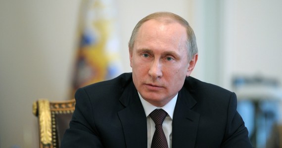 Prezydent Rosji Władimir Putin, a także jego premier Dmitrij Miedwiediew będą zarabiać bez mała trzykrotnie więcej niż obecnie - poinformował Kreml. Wynagrodzenie prezydenta i szefa rządu wzrośnie 2,65 raza - precyzuje stosowny dekret.