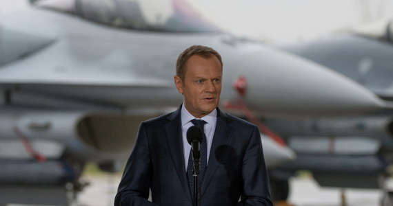 Premier Donald Tusk zapowiedział, że rozmowy ministrów obrony Polski i USA będą dotyczyły zwiększenia możliwości obronnych Polski, głównie obrony powietrznej, oraz obecności NATO w naszym kraju. Żołnierze USA w Polsce zwiększają poczucie bezpieczeństwa - ocenił. 