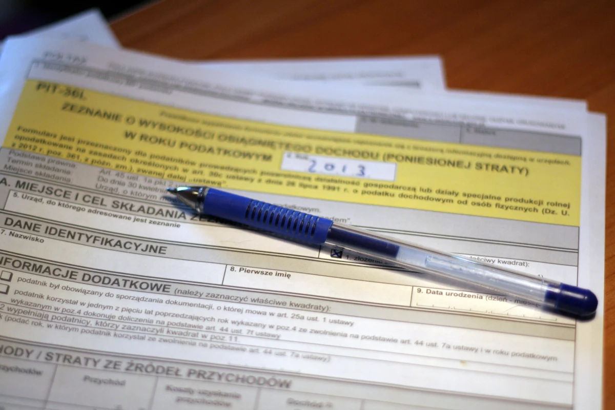 Brak podpisu i rozliczanie się na nieaktualnych formularzach - to najczęstsze błędy popełniane przez nas przy wypełnianiu PIT-ów. Kolejny bardzo częsty błąd to zły numer naszego konta, który podajemy urzędowi skarbowemu. To w żaden sposób nie utrudnia rozliczenia się z fiskusem, ale powoduje, że nie dostaniemy zwrotu należnej nam nadpłaty. We własnym interesie warto to podwójnie sprawdzić!
