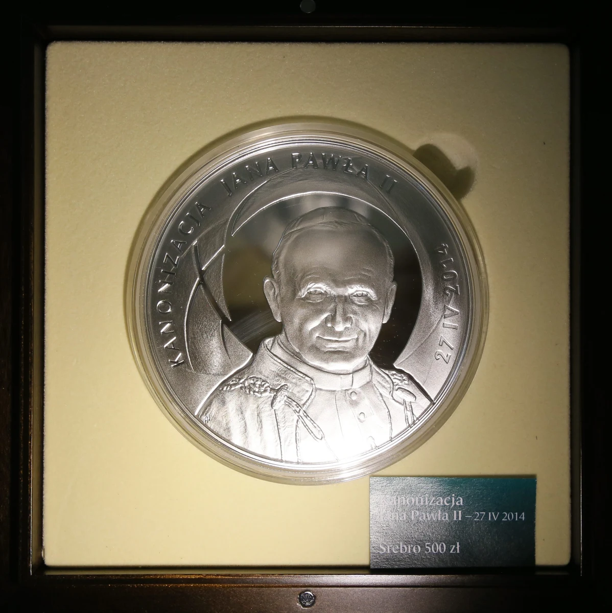 Rusza sprzedaż okolicznościowych monet z okazji kanonizacji Jana Pawła II. Narodowy Bank Polski przygotował cztery nominały - dwa, dziesięć, sto i pięćset złotych. Przed olsztyńskim oddziałem kolejka chętnych ustawiła się już w... piątek. Numizmatyczny przebój? Czy na tym można zarobić? 