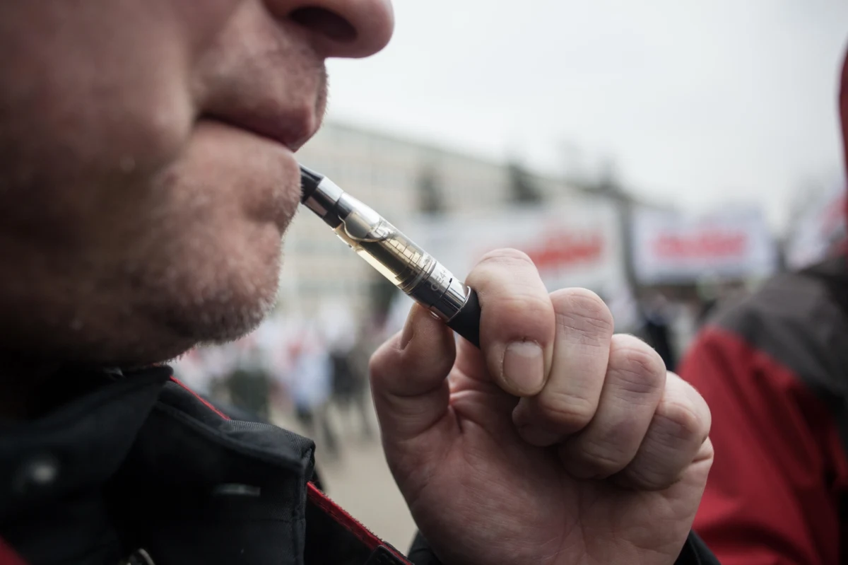 Płock będzie kolejnym miastem po Warszawie, Łodzi i Poznaniu, które zakaże palenia e-papierosów w środkach komunikacji miejskiej, informuje "Metro".  