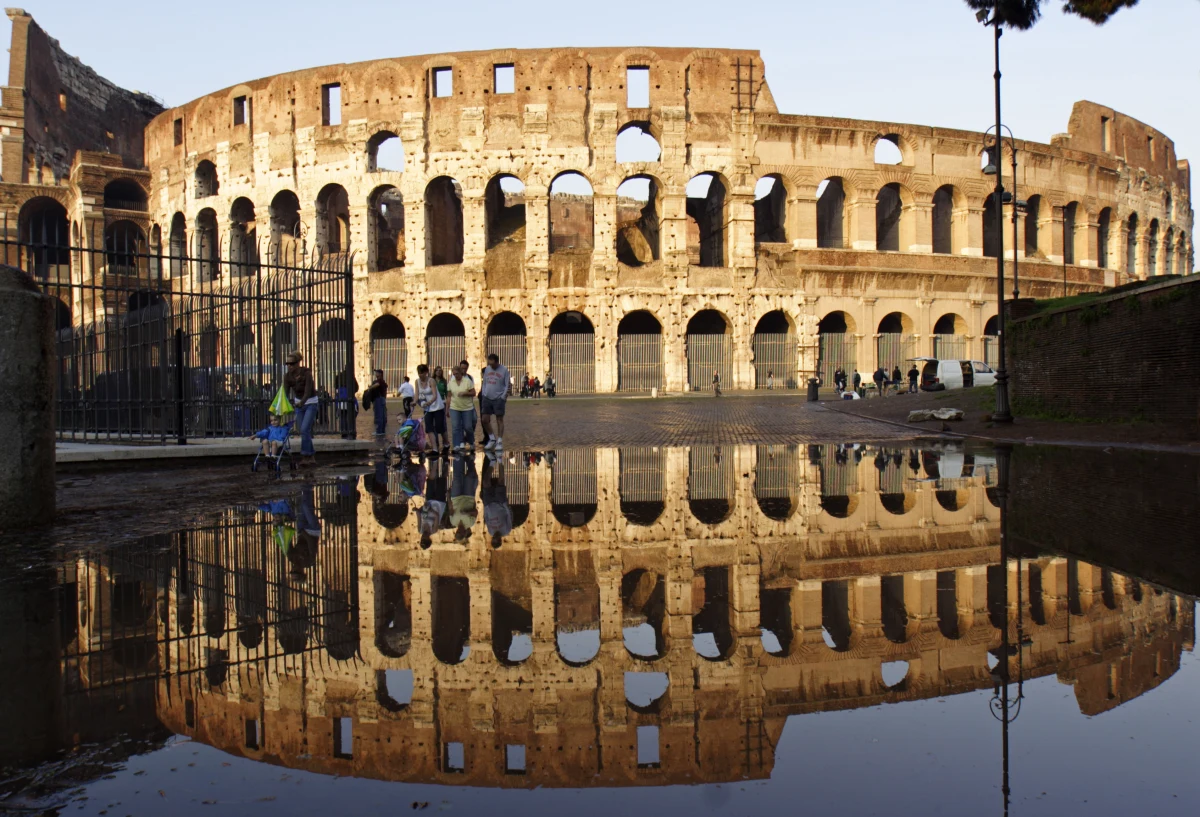 Policja w Rzymie rozbiła bułgarski gang, który na masową skalę wykradał dane kart kredytowych. Przestępcy "upodobali" sobie bankomaty oblegane przede wszystkim przez turystów. Zarabiali do 100 tysięcy euro dziennie. Do aresztu trafiło siedem osób. 