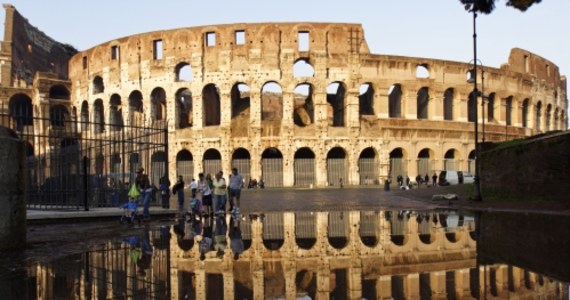Policja w Rzymie rozbiła bułgarski gang, który na masową skalę wykradał dane kart kredytowych. Przestępcy "upodobali" sobie bankomaty oblegane przede wszystkim przez turystów. Zarabiali do 100 tysięcy euro dziennie. Do aresztu trafiło siedem osób. 