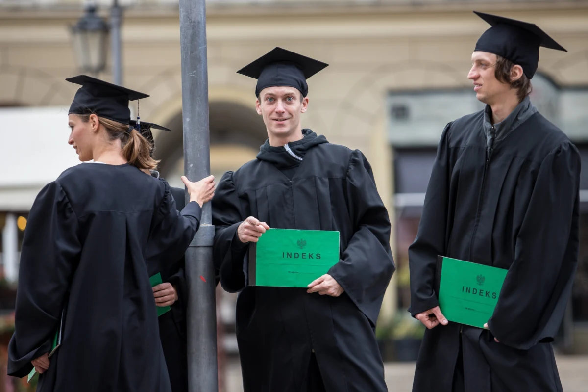 Liczba studentów płacących za naukę gwałtownie spada. W ciągu ostatniego roku ubyło ich prawie 100 tys - donosi "Rzeczpospolita". Dane przynosi najnowszy raport GUS dotyczący szkolnictwa wyższego. Wynika z niego, że pod koniec 2013 r. w trybie niestacjonarnym kształciło się ok. 610 tys. osób. W 2008 r. było ich blisko milion. 