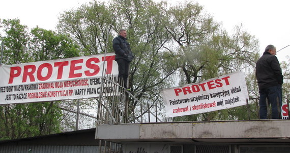 Przypięty do słupa właściciel zakładu wulkanizacyjnego w Krakowie blokuje przekazanie miastu działki pod budowę nowej ulicy Lema, która ma prowadzić do nowo budowanej hali widowiskowo-sportowej. Na miejscu są komornik, policja i kilkanaście osób protestujących przeciwko eksmisji. 