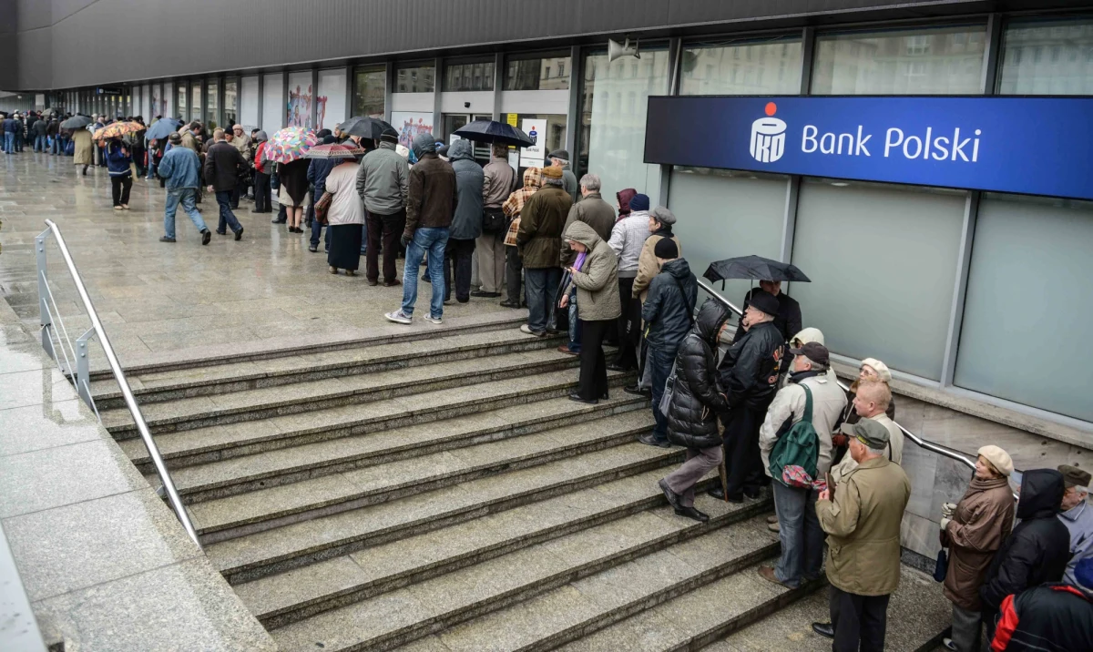 Narodowy Bank Polski rozpoczął emisję monet upamiętniających kanonizację Jana Pawła II. W całej Polsce ustawiały się po nie długie kolejki.