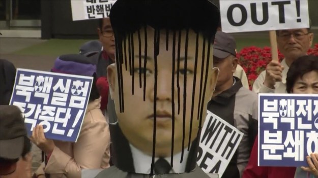 Około stu rozwścieczonych demonstrantów protestowało w stolicy Korei Południowej - Seulu. Chcieli w ten sposób potępić ostatnie wystrzelenie rakiety przez Koreę Północną. Protestanci skandowali hasła: „denuklearyzacja Korei Północnej”, "ukarzmy ich" i "zjednoczenie". 


Demonstranci spalili też flagę Korei Północnej, zdjęcie Kim Dzong Una, jego ojca Kim Dzong Ila i jego dziadka Kim Ir Sena. Ostro skrytykowano także Północ za zakłócanie spokoju i bezpieczeństwa na Półwyspie Koreańskim.


Napięcie między dwoma państwami koreańskimi wzrosło po tym, jak południowo-koreański wojskowi poinformowali, że są dowody na to, że Korea Północna jest odpowiedzialna za wysłanie nad terytorium Korei Południowej trzech bezzałogowych dronów.