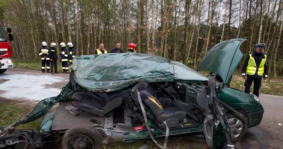 ​Dopiero 24 kwietnia zostanie przesłuchany 16-latek, który prawdopodobnie spowodował wypadek w kujawsko-pomorskich Klamrach koło Chełmna. Samochód, którym jechało dziewięcioro nastolatków, był przystosowany do przewozu pięciu osób. Auto wypadło z drogi i uderzyło w drzewo. Zginęło siedem osób.