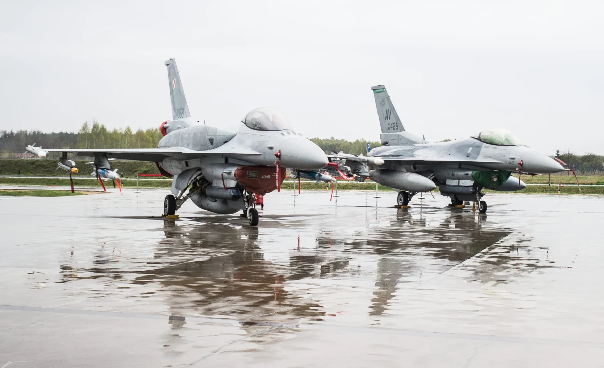 Minister obrony Tomasz Siemoniak spodziewa się dalszej obecności amerykańskich sił powietrznych w Polsce po zakończeniu obecnych ćwiczeń rotacyjnych z udziałem 12 amerykańskich samolotów F-16 w bazie lotnictwa w Łasku.