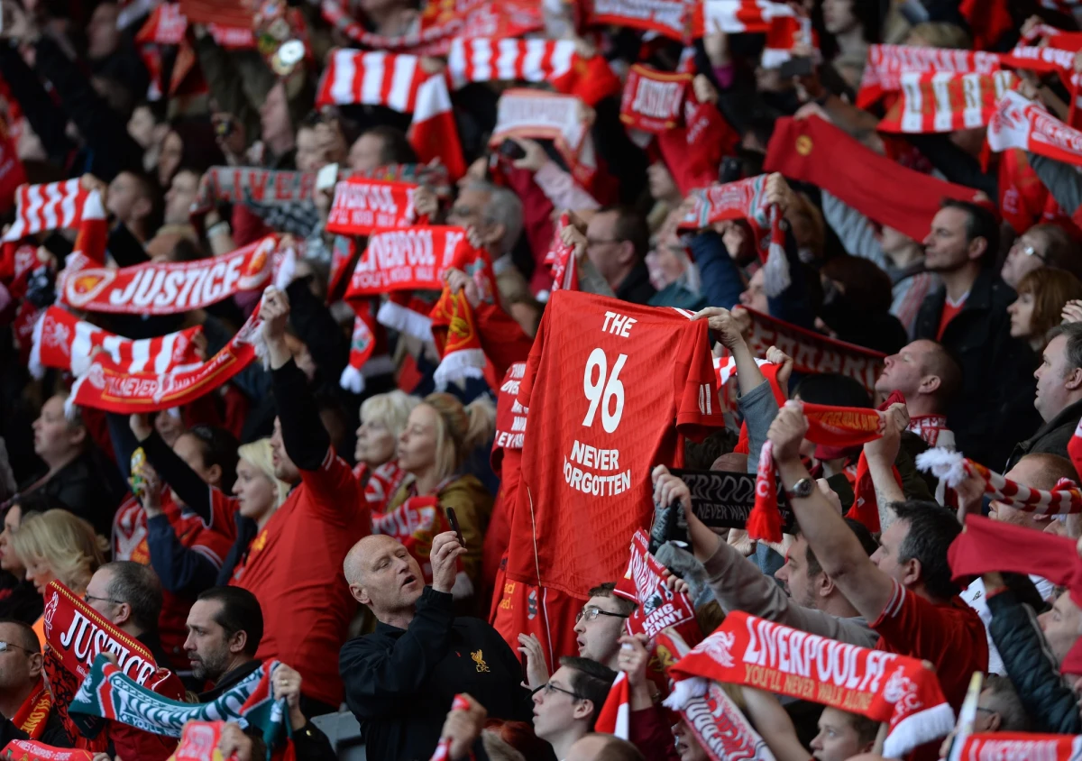 Ponad 20 tysięcy ludzi wzięło udział w ceremonii na obiekcie drużyny piłkarskiej Liverpool, podczas której uczczono pamięć 96 ofiar tragedii na stadionie Hillsborough w Sheffield. 15 kwietnia 1989 roku, w trakcie półfinałowego meczu Pucharu Anglii między tym zespołem a Nottingham Forest napierający tłum zadeptał i zadusił 96 osób. 
