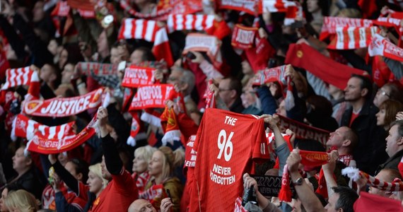 Ponad 20 tysięcy ludzi wzięło udział w ceremonii na obiekcie drużyny piłkarskiej Liverpool, podczas której uczczono pamięć 96 ofiar tragedii na stadionie Hillsborough w Sheffield. 15 kwietnia 1989 roku, w trakcie półfinałowego meczu Pucharu Anglii między tym zespołem a Nottingham Forest napierający tłum zadeptał i zadusił 96 osób. 