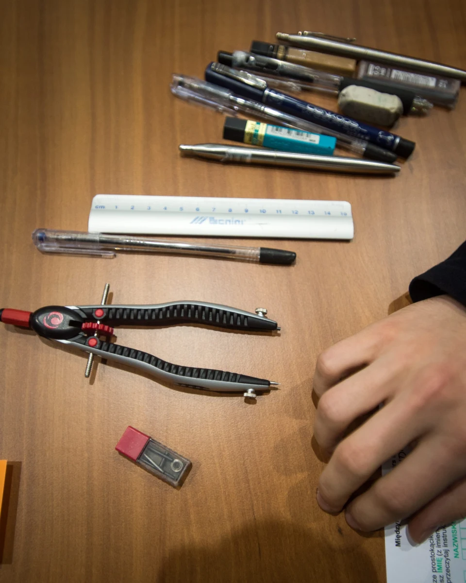 Niedokładność, pomyłki rachunkowe, gubienie minusów - to najczęstsze kłopoty gimnazjalistów podczas końcowego egzaminu - mówi w rozmowie z RMF FM matematyk Sławomir Zaczyński. Nauczyciel ze Społecznego Gimnazjum nr 7 w Krakowie radzi, by podczas pisania testu dokładnie czytać pytania i wypisywać potrzebne do rozwiązania dane - tak, by niczego nie przeoczyć. W rozmowie z reporterem RMF FM podkreśla też, że przed egzaminem należy przede wszystkim powtórzyć wzory.