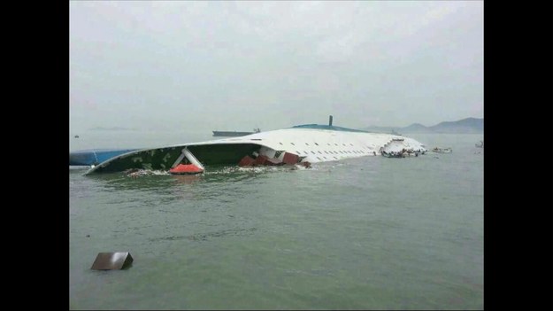 Dziesiątki łodzi wojskowych i śmigłowców próbują uratować pasażerów zatopionego promu. Na pokładzie było ponad 470 osób, w tym 325 uczniów szkół średnich, którzy płynęli na szkolną wycieczkę na wyspę Jeju. Prom zatonął u południowych wybrzeży Korei Południowej. Już potwierdzono śmierć kilku osób, kilkanaście jest rannych, a setki zaginionych. Do tej pory uratowano ponad 160 osób. Wszyscy mają nadzieję, że to ta liczba wzrośnie.