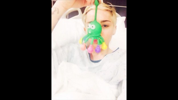Miley Cyrus trafiła do szpitala i musiała odwołać koncert w Kansas City, w Missouri. Rzeczniczka piosenkarki poinformowała, że 21-latka została hospitalizowana po ciężkiej reakcji alergicznej na antybiotyki. Lekarze kazali jest teraz odpoczywać. Sama Cyrus na Twitterze zapewniła swoich fanów, że z powodu odwołanego show ma złamane serce. Zamieściła także swoje zdjęcie w… szpitalnej koszuli. Bilety za koncert zostaną zwrócone.
