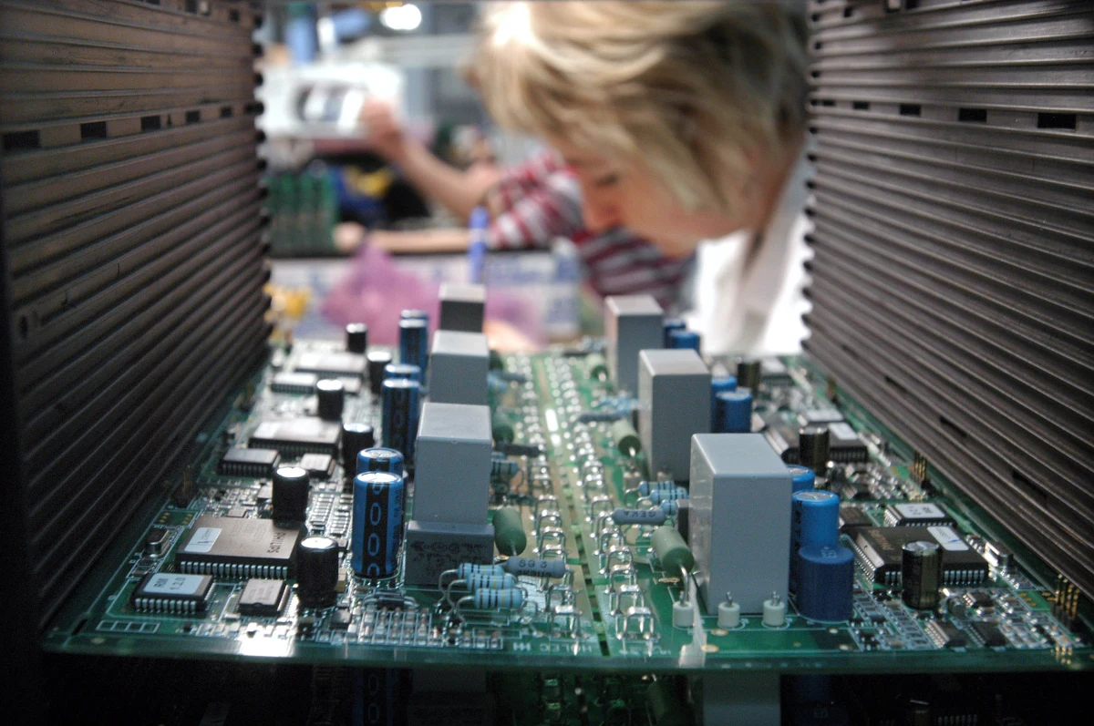 Rozpatrywanie wniosków o unijne pieniądze na innowacyjność trwa zdecydowanie zbyt długo - alarmują przedsiębiorcy. Jesteśmy przez to zmuszeni do inwestowania w starsze technologie, a Polska nie awansuje w rankingach nowoczesności - mówią. W Senacie rozmawiali dziś o tym z naukowcami i politykami w ramach posiedzenia Parlamentarnego Zespołu Małych i Średnich Przedsiębiorstw.