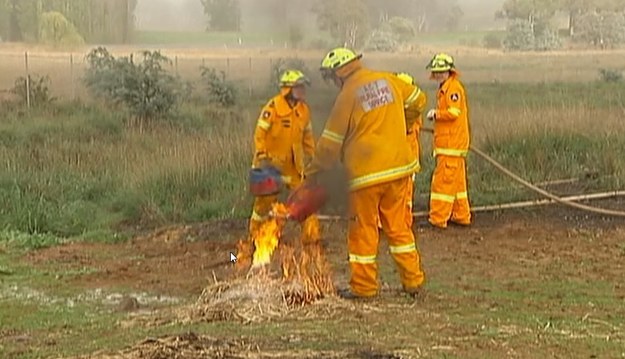 Australijscy strażacy rozpoczęli przygotowania do kolejnego sezonu, w którym co roku dochodzi do setki pożarów. Wolontariusze, kobiety i mężczyźni, przechodzą praktyczne szkolenia, aby w chwili zagrożenia móc czynnie uczestniczyć w akcji gaszenia pożaru. W tym roku zgłosiła się rekordowa liczba ochotników. Po ukończeniu dwutygodniowego kursu, grupa jest już gotowa, aby wziąć udział w prawdziwej akcji gaśniczej. Jednak strażacy-ochotnicy, oprócz zajęć praktycznych, muszą przyswoić sporą dawkę wiedzy praktycznej. Mimo nabytych umiejętności i chęci pomocy, wszyscy kursanci zgodnie twierdzą, że woleliby nigdy nie wykorzystywać tych umiejętności. 