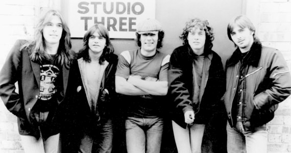 Gitarzysta znanej australijskiej grupy hardrockowej AC/DC 61-letni Malcolm Young  "czasowo" zawiesza występy z grupą z powodu złego stanu zdrowia. Nie podał bliższych szczegółów. Grupa zdementowała pogłoski, że w rezultacie odejścia Younga zakończy działalność. 