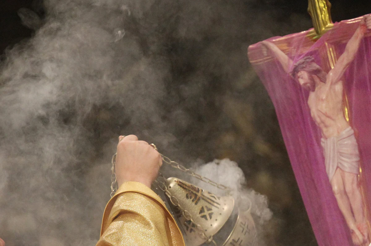 Dziś pierwszy dzień Triduum Paschalnego. W Wielki Czwartek Kościół katolicki wspomina tajemnicę Eucharystii - Chrystusa, który pozostał z wiernymi pod postaciami chleba i wina, oraz tajemnice mszy św. i kapłaństwa. Jest to dzień, gdy we wszystkich kościołach milknie muzyka i gasną wieczne lampki, które cały rok płoną w świątyniach. 